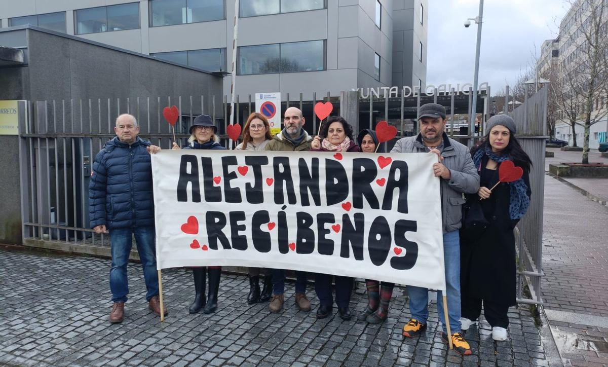 Concentración de madres y padres afectados para pedir que la inspectora de Educación se reúna con ellos. | FDV