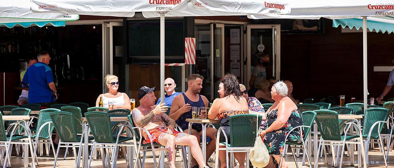 Un grupo de turistas británicos en una terraza de Benidorm. |