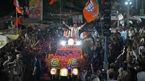 El primer ministro indi, Narendra Modi, saluda a simpatizantes en un acto de campaña en Hyderabad, este viernes.