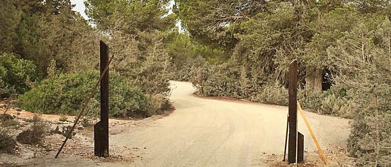Sant Josep inicia el cierre del camino a la torre de sa Sal Rossa.