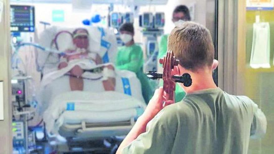 Pau toca el chelo para su padre en el Hospital Vall D’Hebron. | | EPC