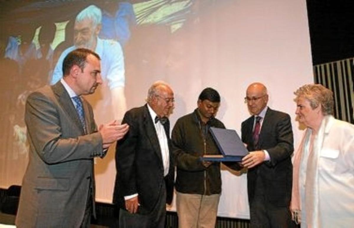 Ramon Espadaler, dirigent d’UDC; Raimon Carrasco, fill de Carrasco i Formiguera; Lancy Dodem, de la Fundació Vicente Ferrer; Duran Lleida, líder d’Unió, i Rosa M. Carrasco, filla de Carrasco i Formiguera, ahir. Ramon Espadaler, dirigent d’UDC; Raimon Carrasco, fill de Carrasco i Formiguera; Lancy Dodem, de la Fundació Vicente Ferrer; Duran Lleida, líder d’Unió, i Rosa M. Carrasco, filla de Carrasco i Formiguera, ahir.