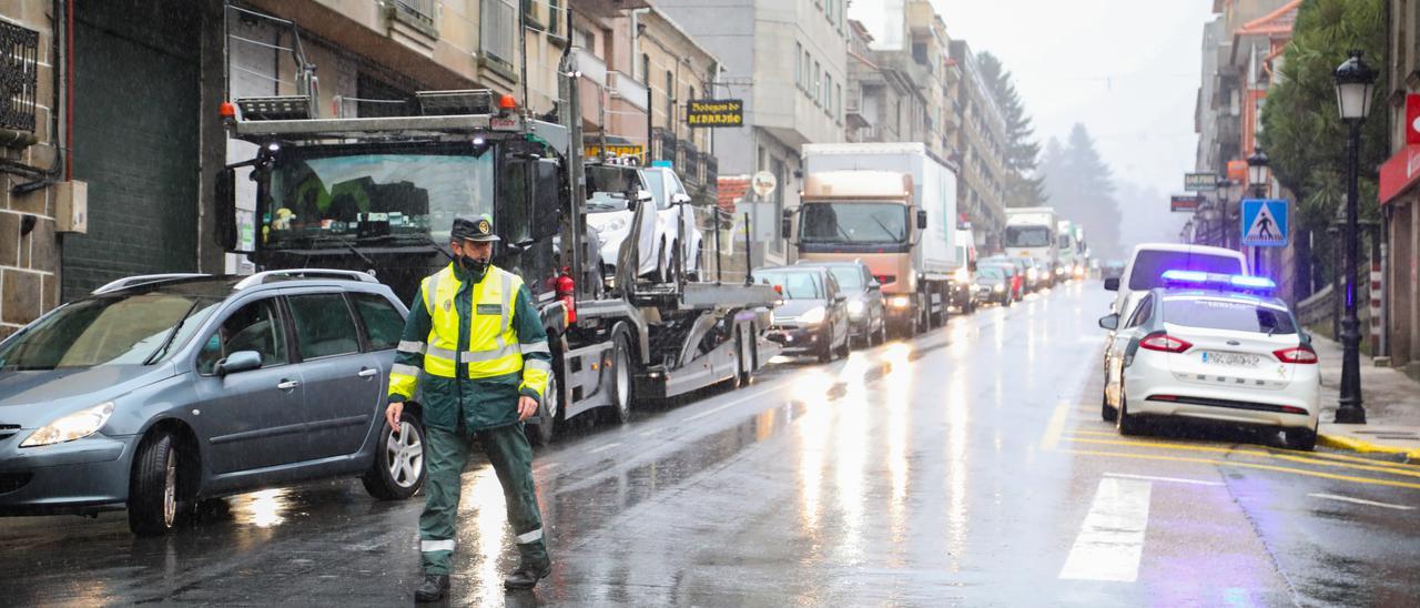 Un agente de la Guardia Civil regulando el tráfico en A Cañiza el día en el que se cerró el túnel. // Eurorrexión