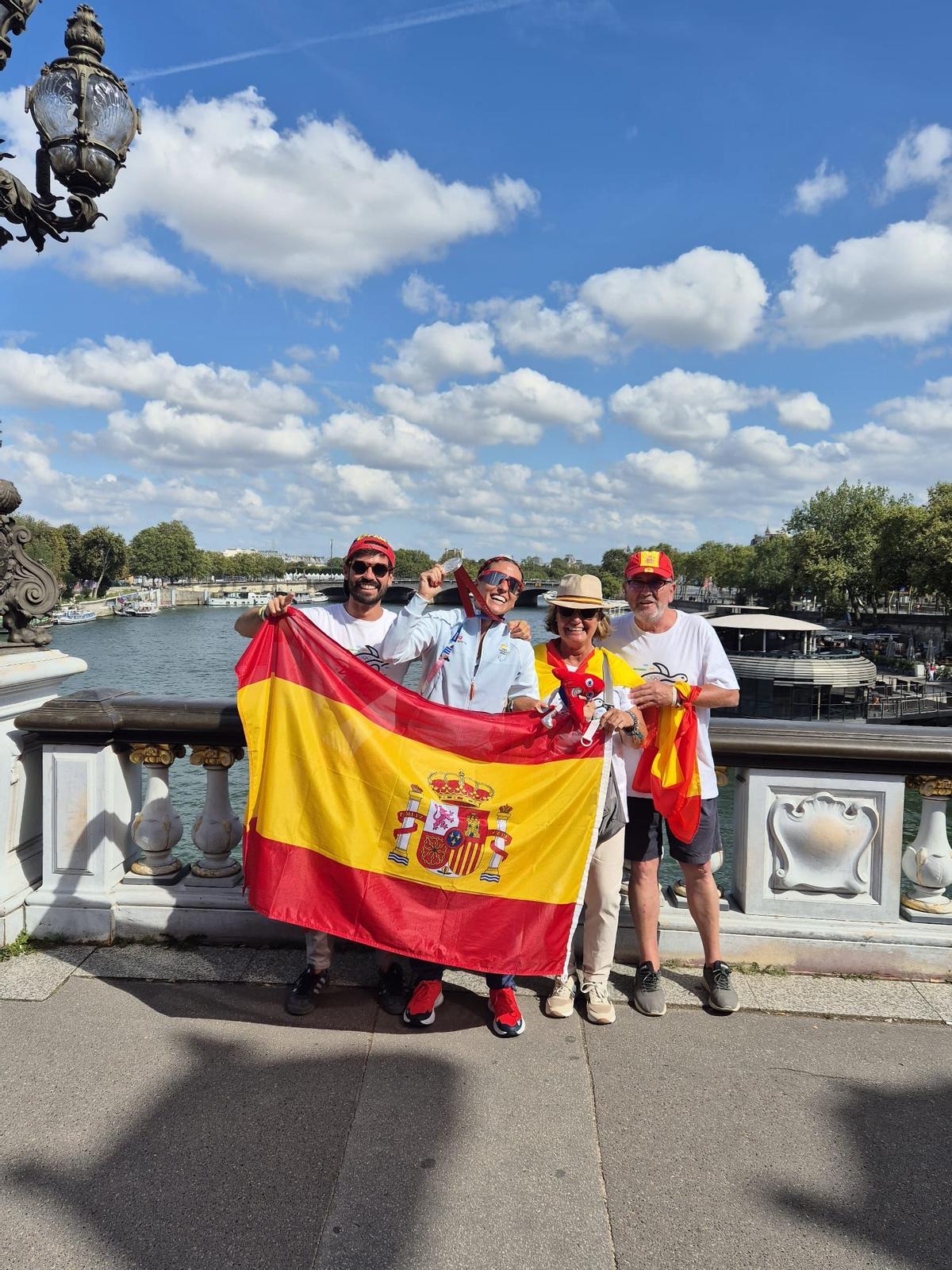 Marta Francés, junto a su familia en París, tras cumplir el sueño de competir en unos Juegos Paralímpicos y ganar la medalla de plata.