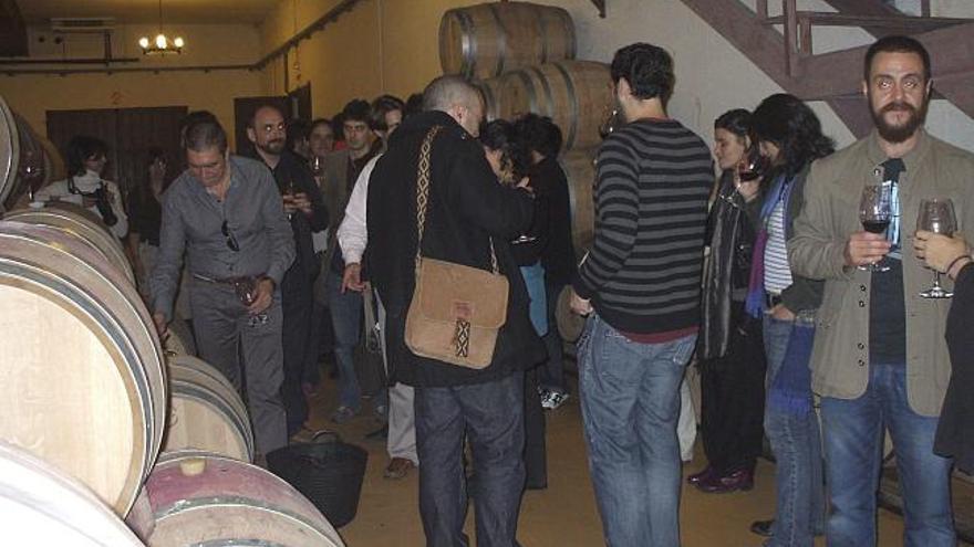 Editores y periodistas catan algunos vinos, ayer, en Bodegas Fariña.