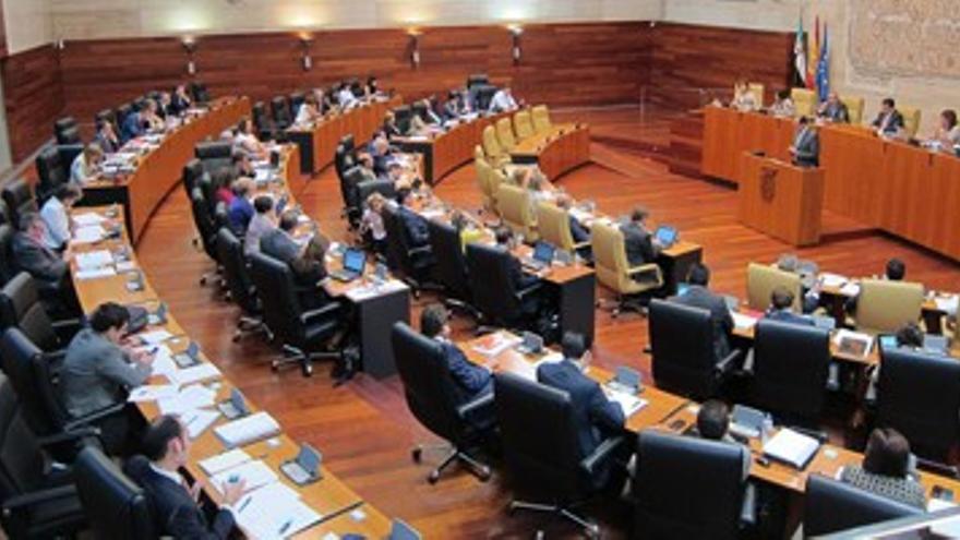 La Asamblea de Extremadura suprime los privilegios materiales de los ex presidentes