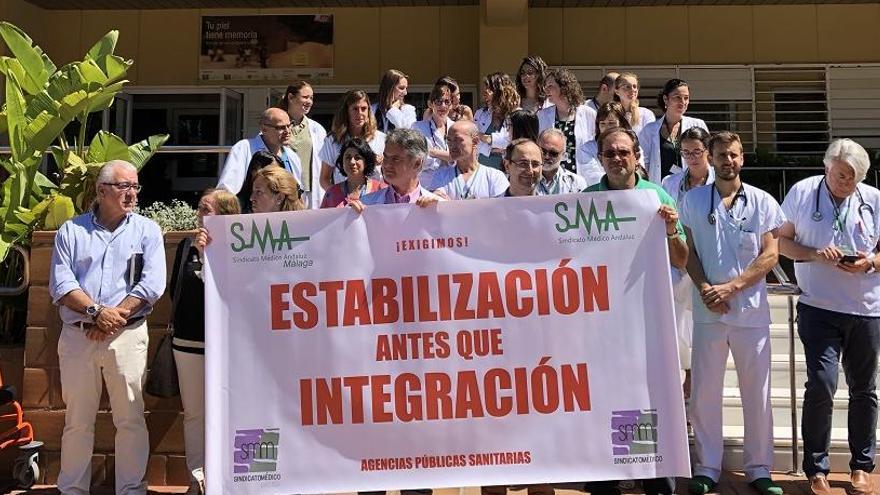 Concentración de facultativos ante el Hospital de la Costa del Sol en la mañana de este viernes.