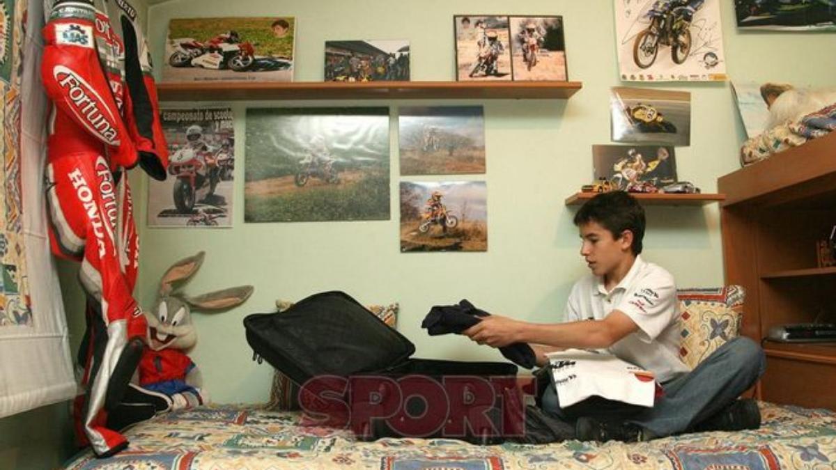 Márquez, de niño, con los posters de sus ídolos en su dormitorio de Cervera