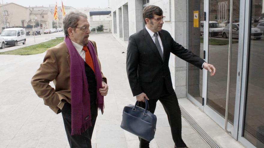 Josep Maria Tarraguel arribant als jutjats de Blanes acompanyat pel seu advocat, Carles Monguilod · Carles Colomer