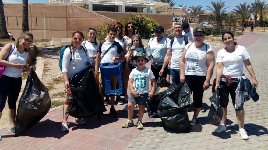 Un grupo de voluntarios esta mañana en Tabarca