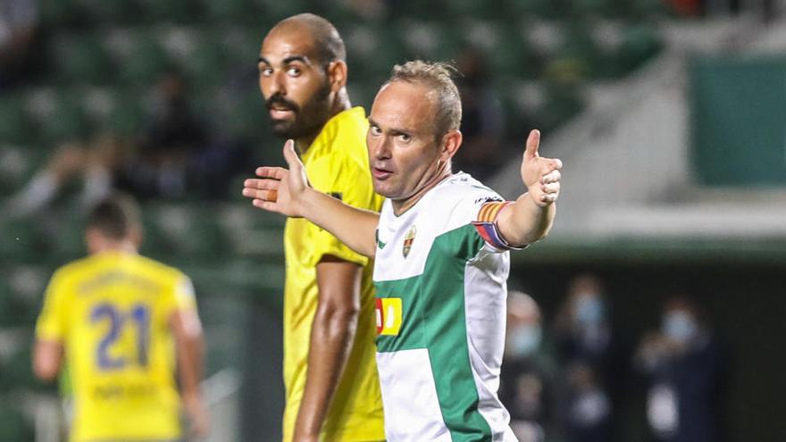 El capitán del Elche Nino, este martes en el partido ante el Cádiz en el Martínez Valero.