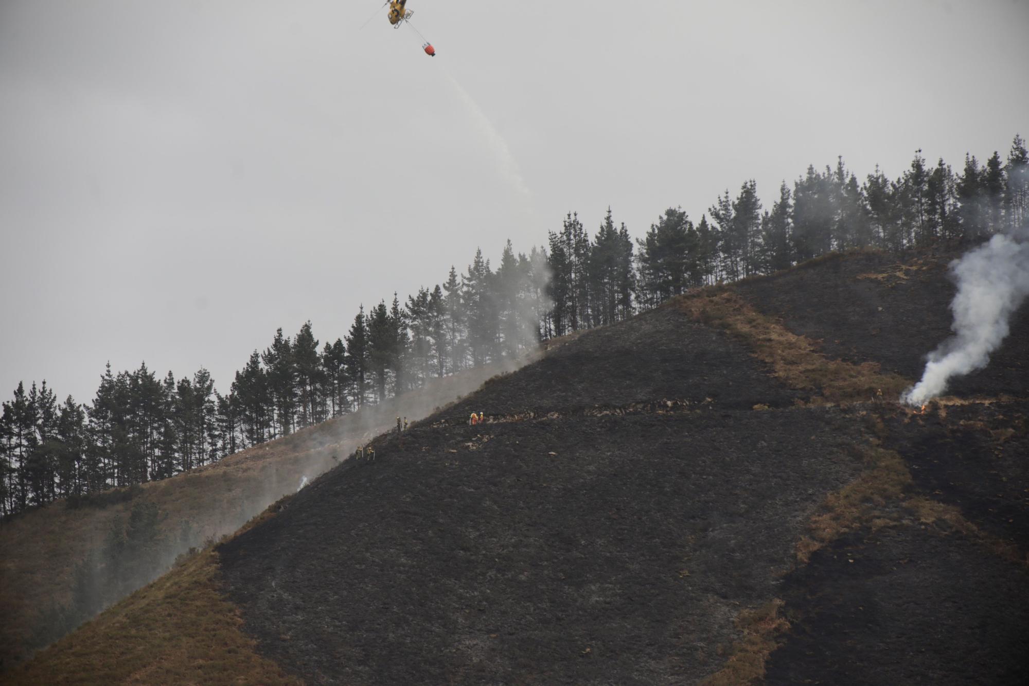 En imágenes: El fuego asedia Asturias, con 51 incendios activos