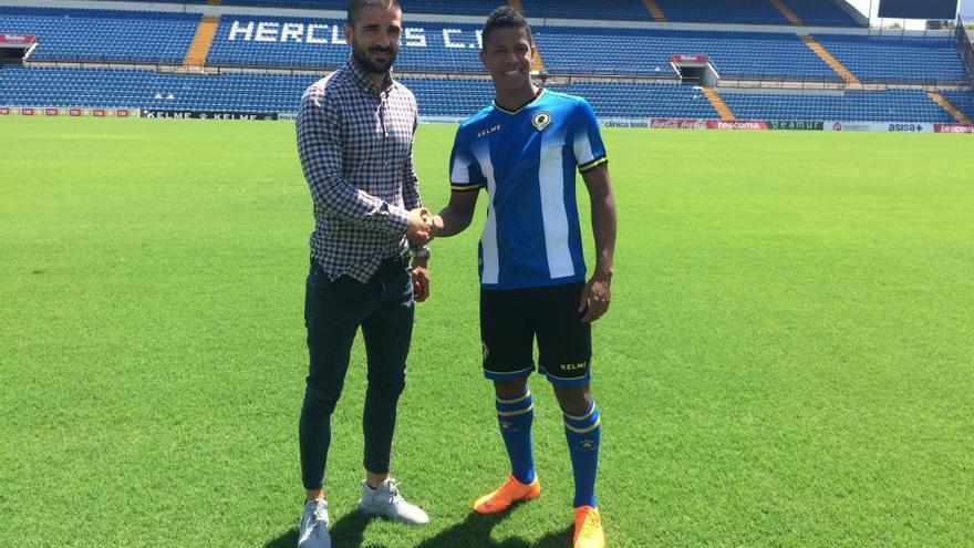 El colombiano Alvarado, en su presentación, junto a Javier Portillo.