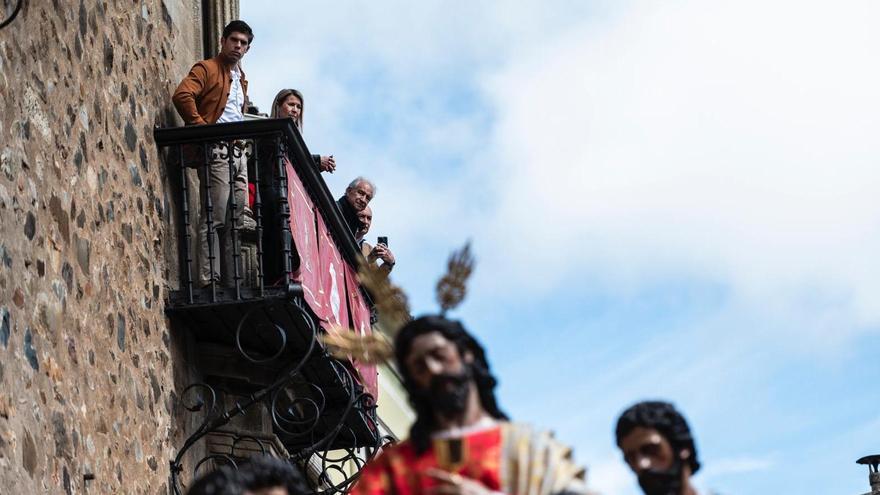 Fernando Palazuelo junto a Elena Nevado en un balcón del Hilton de Godoy esta Semana Santa en Cáceres.