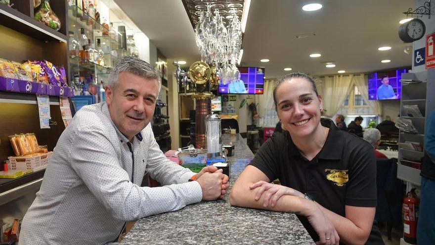 Medio siglo en Os Castros: el bar de las ligas de mus que conquista con su tortilla casera