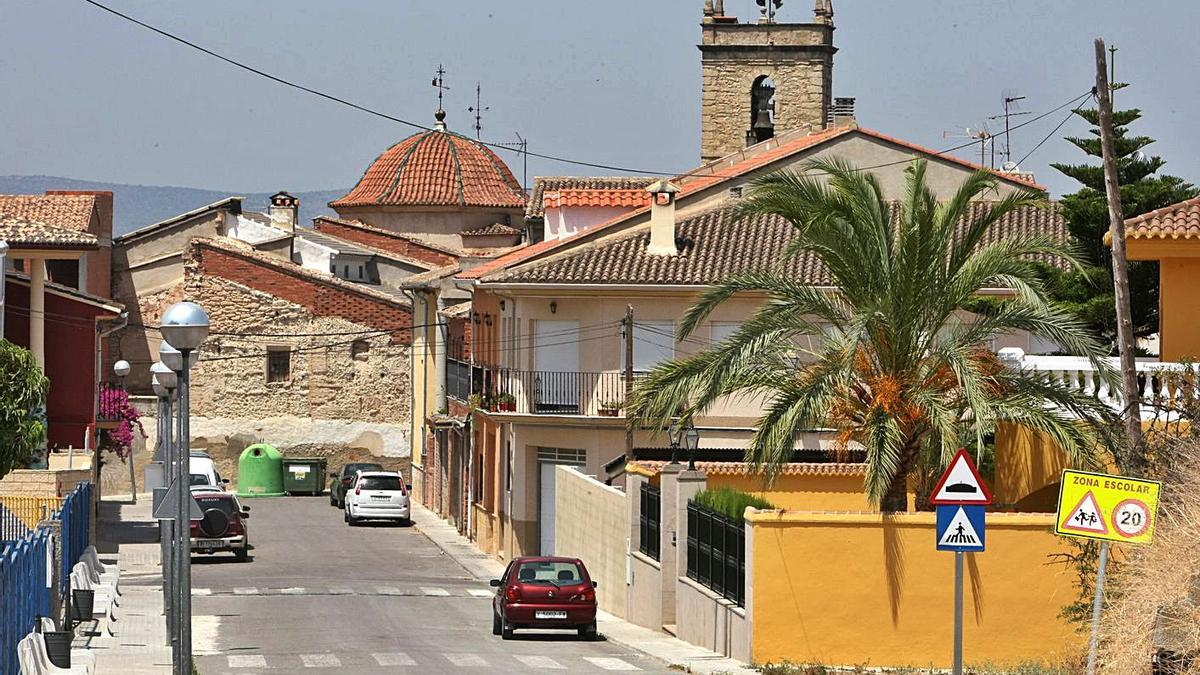 Vista de una calle de Bèlgida con el campanario al fondo, en una imagen de archivo | PERALES IBORRA