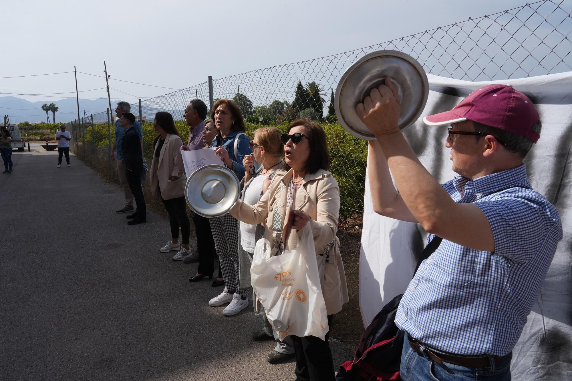 Fotos del operativo para desalojar los okupas de un bloque de pisos en Moncofa