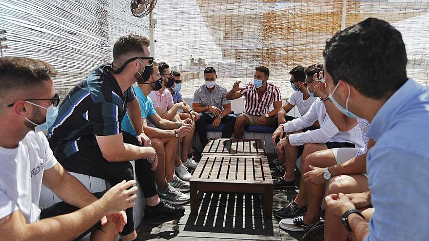 Una reunión de amigos en un local de la Marina de València: el máximo permitido es de 10 personas en un bar o en ambientes privados.