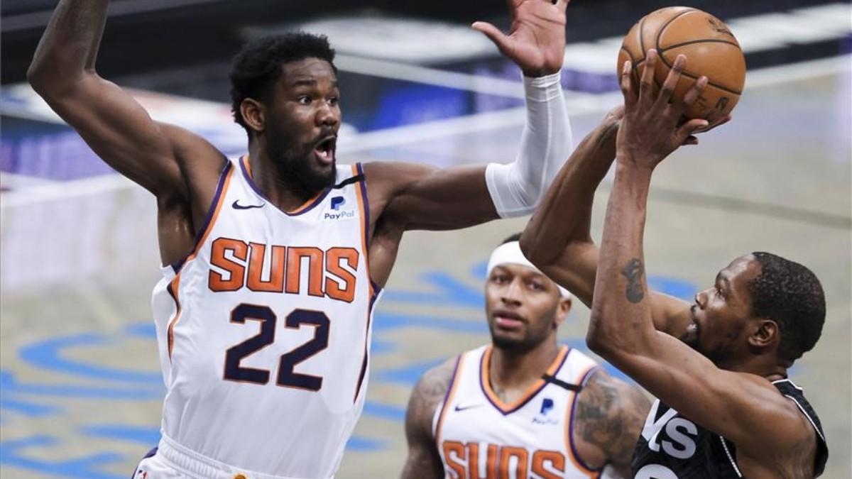 Kevin Durant e Irving suman 67 puntos para derrotar a los Suns