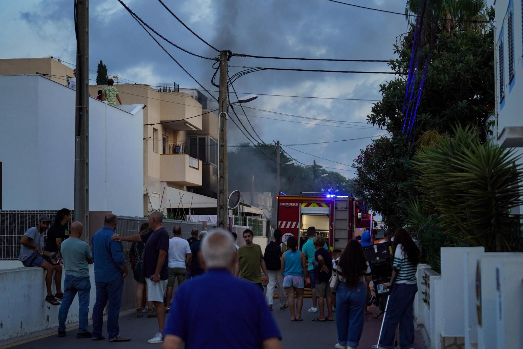 Todas las imágenes del incendio de un garaje lleno de motos en Puis d'en Valls