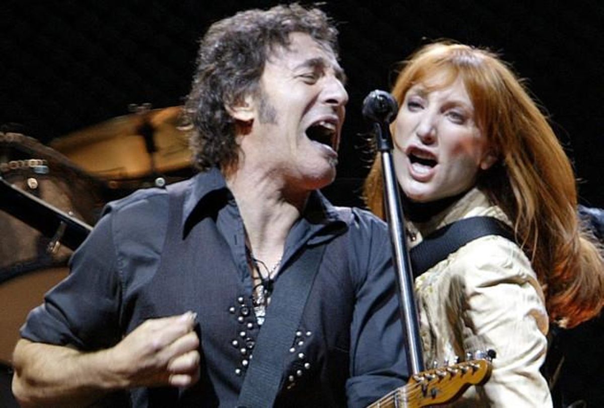 Bruce Springsteen i la seva dona {Patti} {Scialfa} durant el concert a l’Estadi Olímpic del 2003 per presentar l’àlbum {’The} {Rising}’.