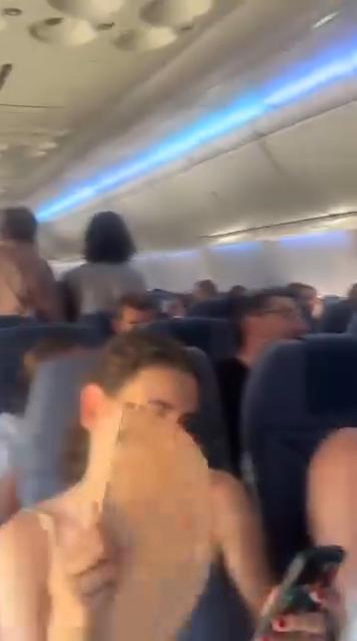 Interior del avión de Air Europa con el aire averiado