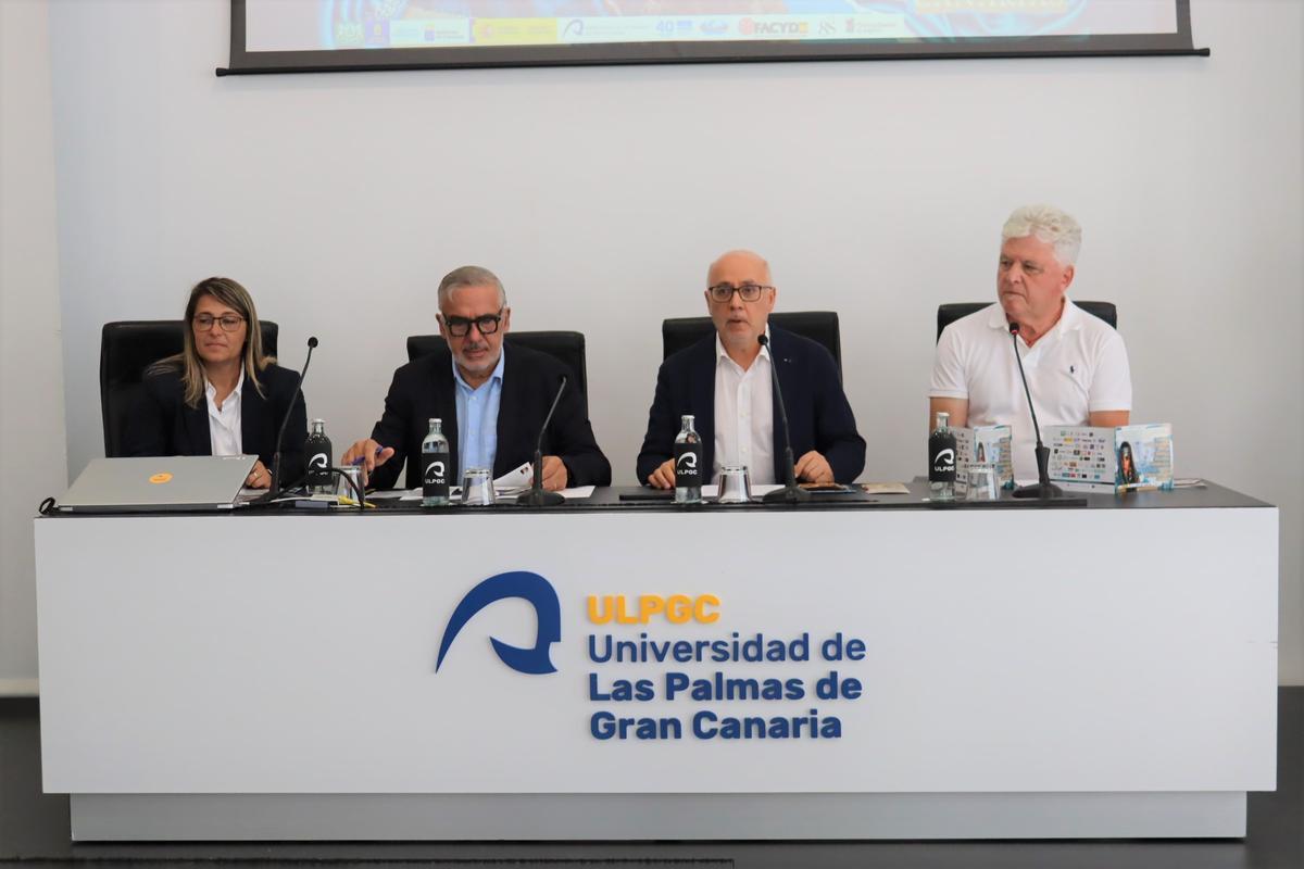 La alcaldesa de ingenio, Vanesa Martín; el rector de la ULPGC, Lluís Serra; el presidente del Cabildo de Gran Canaria, Antonio Morales y presidente de Coros y Danzas de Ingenio y director del festival, David Castellano, durante la presentación del festival.