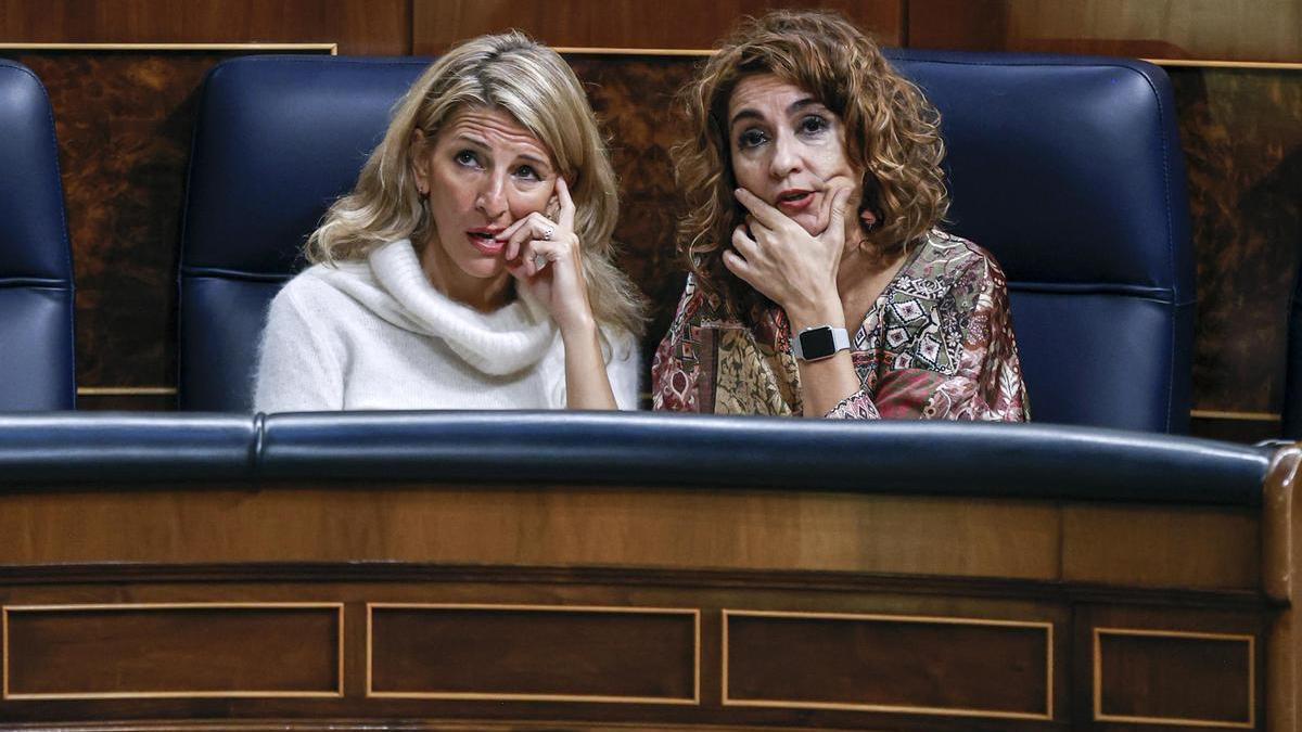 La ministra de Hacienda, María Jesús Montero, junto a la titular de Trabajo, Yolanda Díaz, en el Congreso.