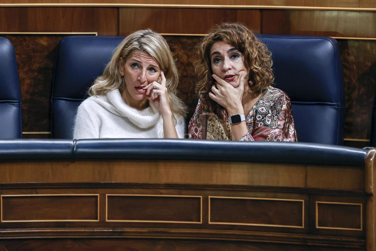 La ministra de Hacienda, María Jesús Montero, junto a la titular de Trabajo, Yolanda Díaz, en el Congreso.