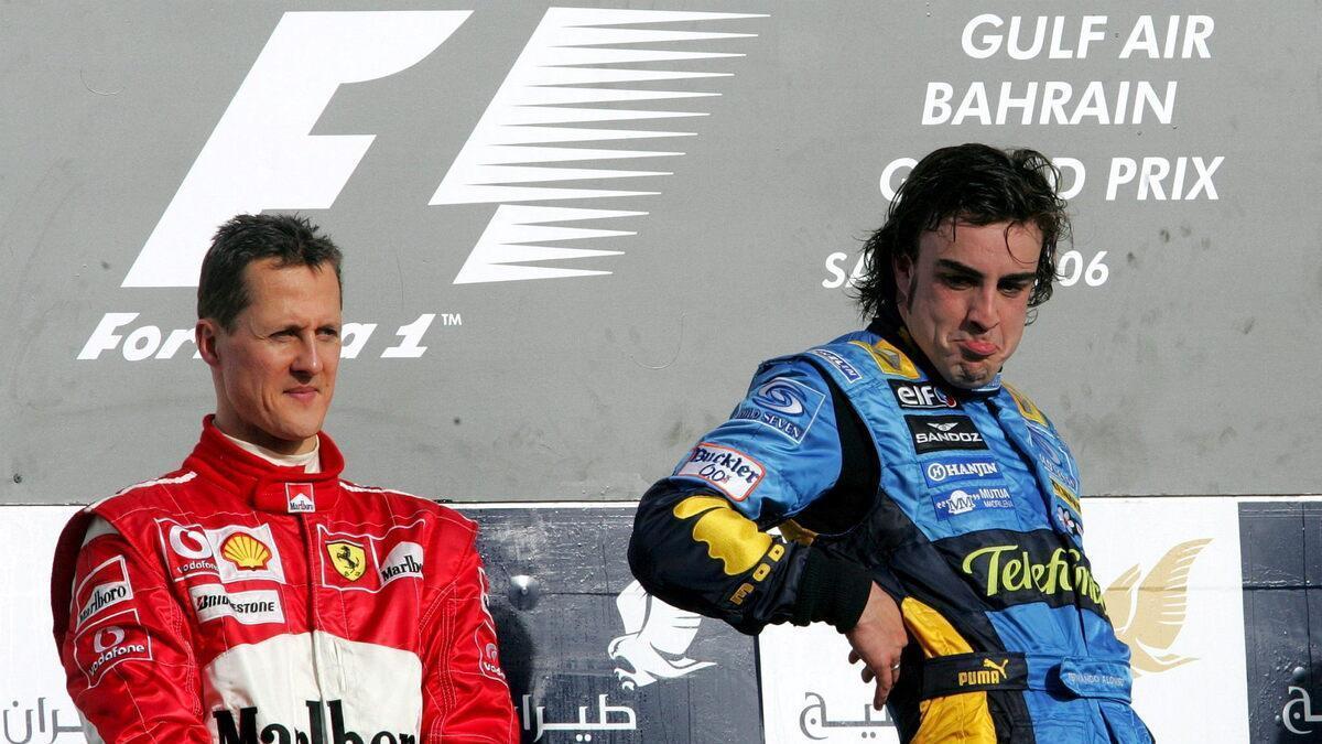 Fernando Alonso celebra su victoria en el GP de Baréin en 2006 junto a Michael Schumacher.