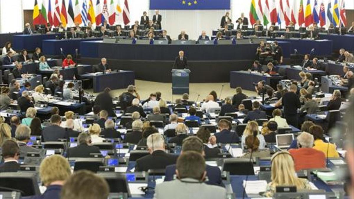 Interior y exterior del Parlamento Europeo. A la izquierda, en el círculo, Antonio Tajani, su presidente.