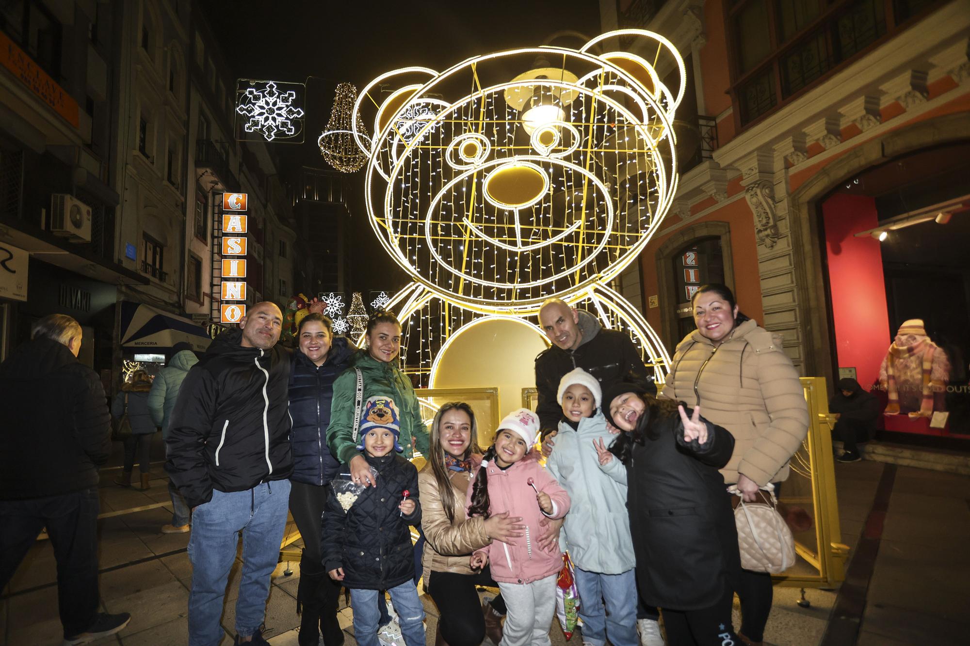 En imágenes: así fue el encendido de las luces de Navidad en Oviedo