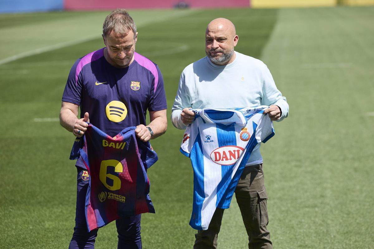 Saludo previo al partido de Hansi Flick entrenador del FC Barcelona y Manolo Garcia entrenador del RCDE previa al partido de La Liga EA Sports contra el Espanyol Foto: Dani Barbeito Ciutat Esportiva Joan Gamper