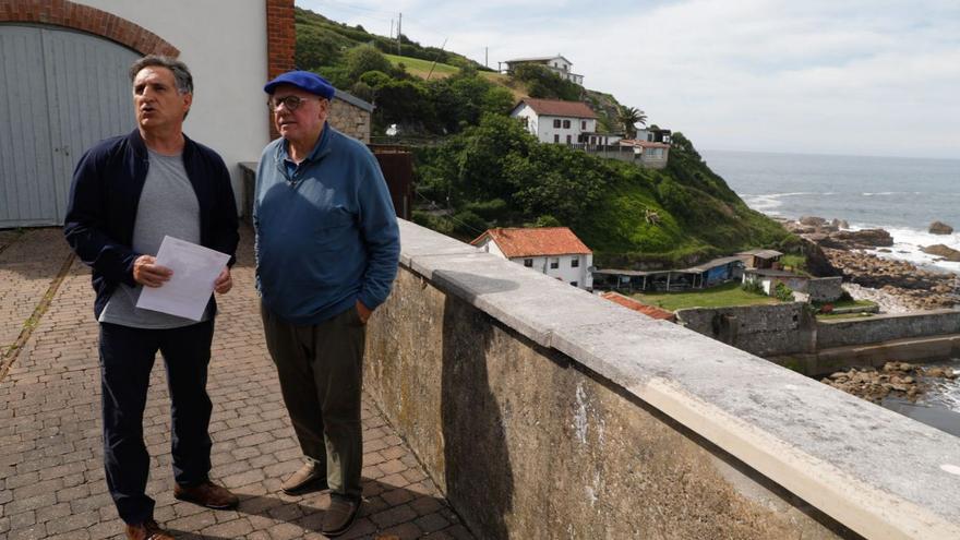 Optimismo para renovar las banderas azules de la comarca: así fue la visita de su presidente a Arnao
