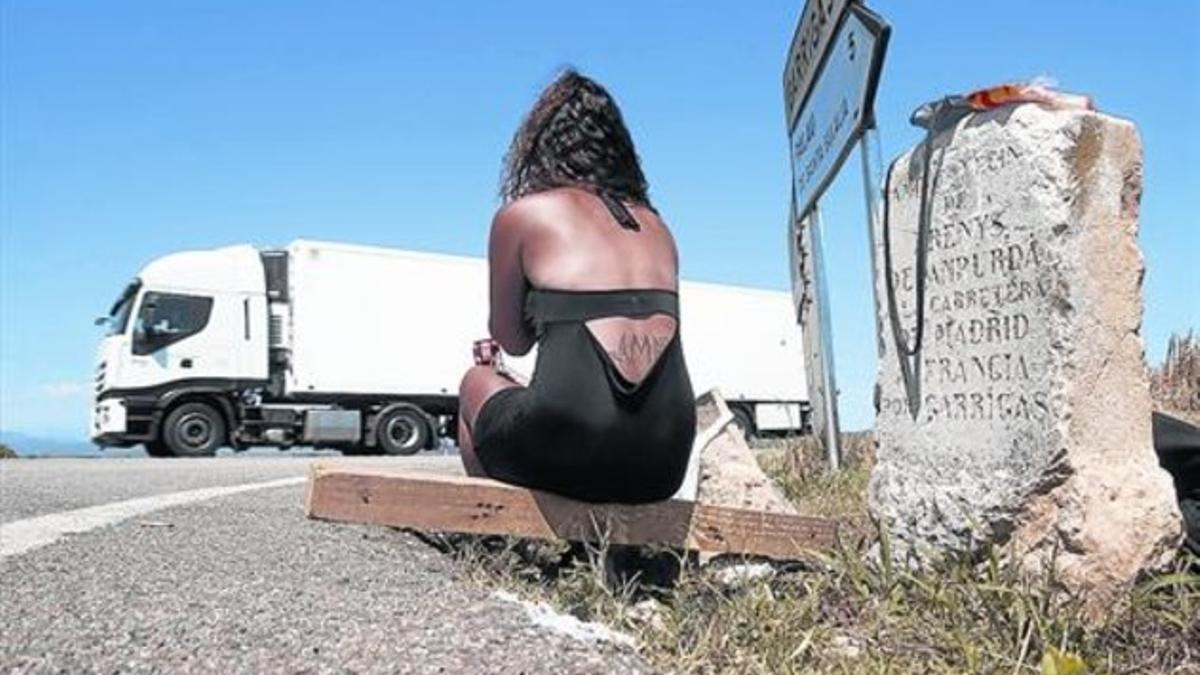 Una prostituta espera a clientes en el arcén de una carretera del Alt Empordà, donde han proliferado las sanciones.