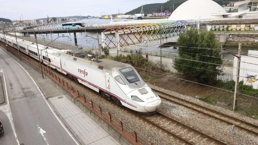 La salida del Alvia de la estación de Avilés, que deja a un lado el Centro Niemeyer. | MIKI LÓPEZ