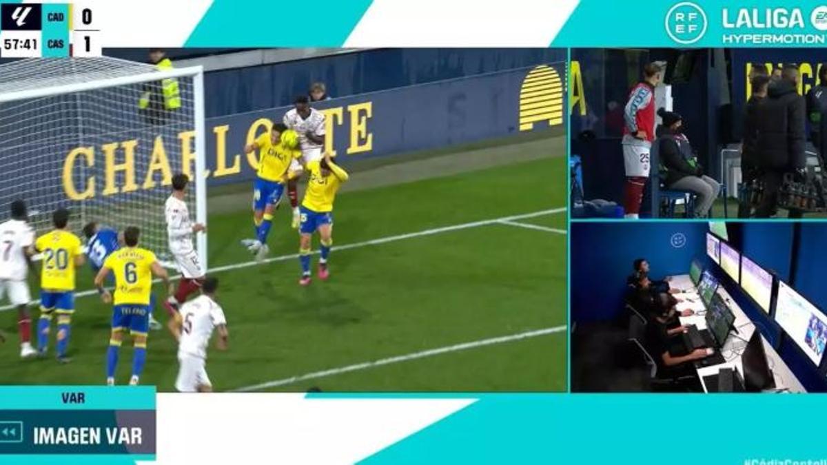 Gorka Etayo, a instancias de Rubén Ávalos, que le avisó desde el VAR, anuló un gol que nunca debió ser anulado.