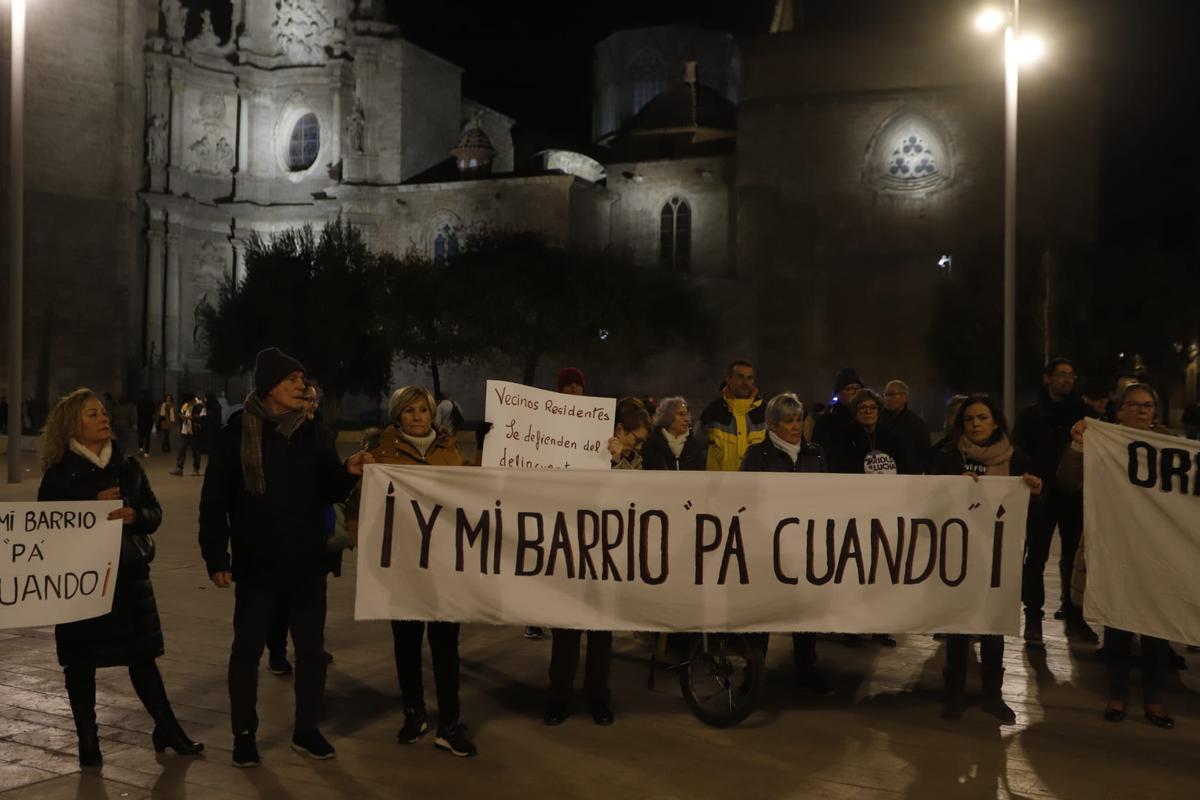 Pancarta con el lema: &quot;¡ Y mi barrio pá cuando!&quot;.