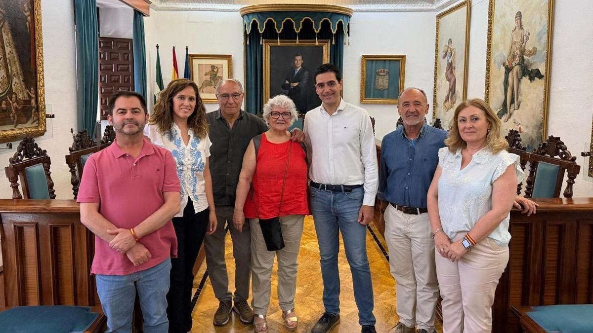 Mauné i Prats amb l’alcalde i regidors a l’ajuntament d’Alcalà la Real.