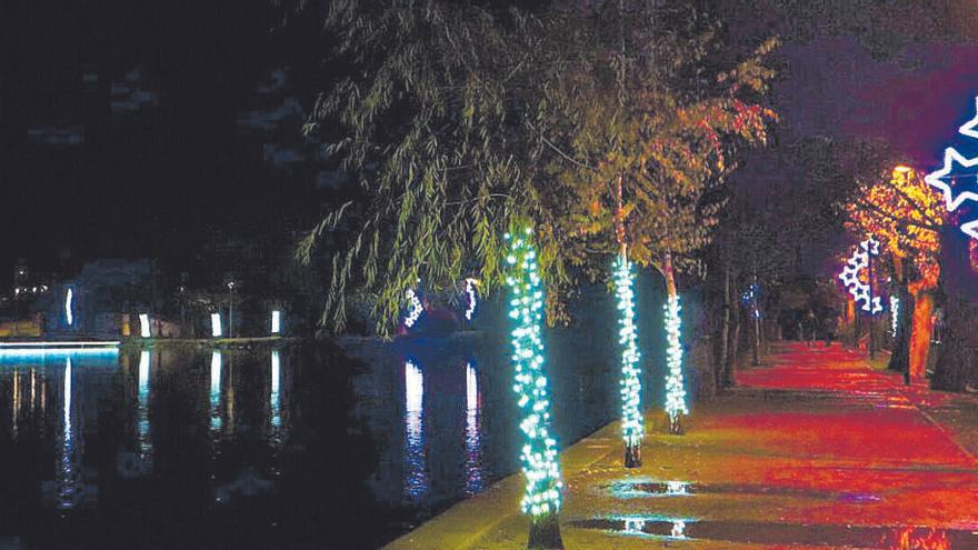 La nova il·luminació nadalenca de Puigcerdà que decora aquest any també l&#039;estany |