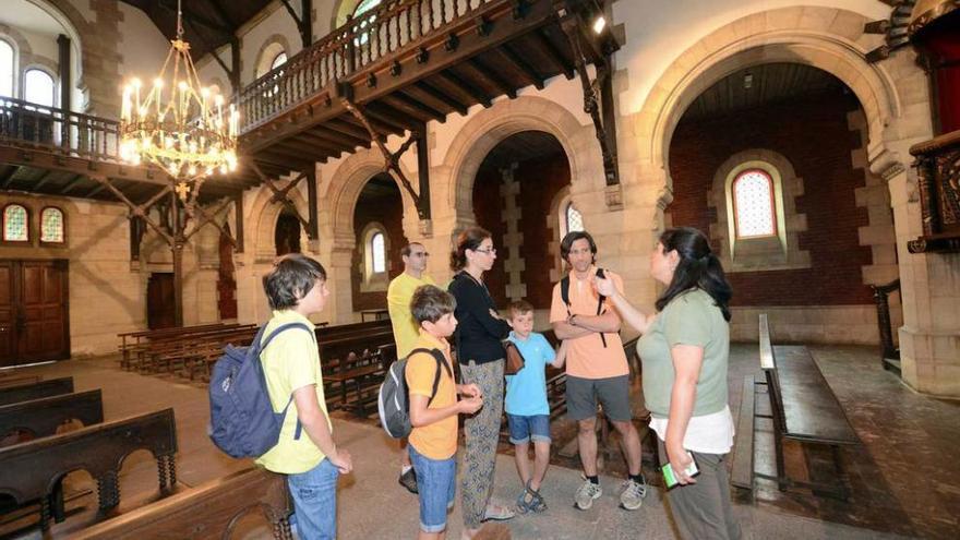 La historiadora María Fernanda Fernández guía a un grupo durante la visita a la iglesia de Bustiello.