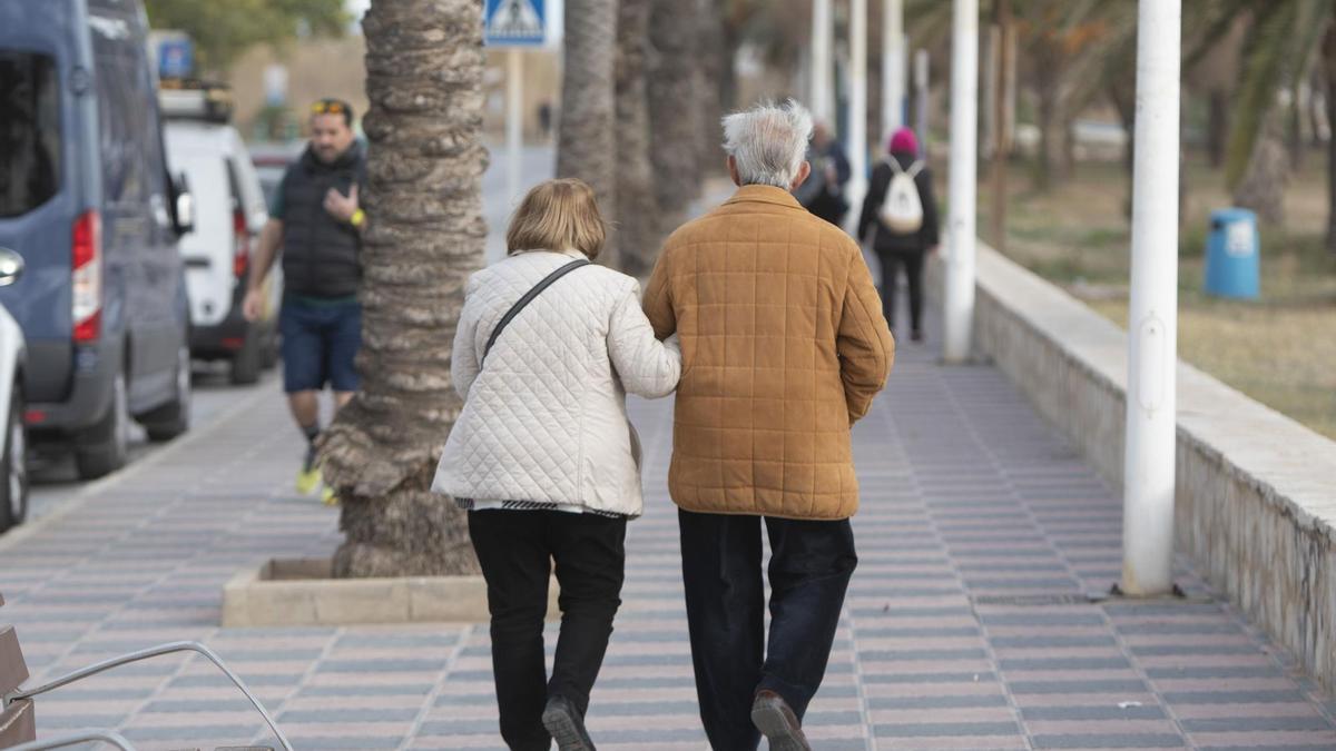 Imagen de archivo de dos personas jubiladas en el paseo marítimo de Port de Sagunt.