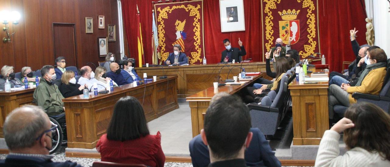 Instante de la votación del pleno de reprobación en Vinaròs, en el que el nuevo equipo de gobierno (PSPV y Compromís) se quedó solo.
