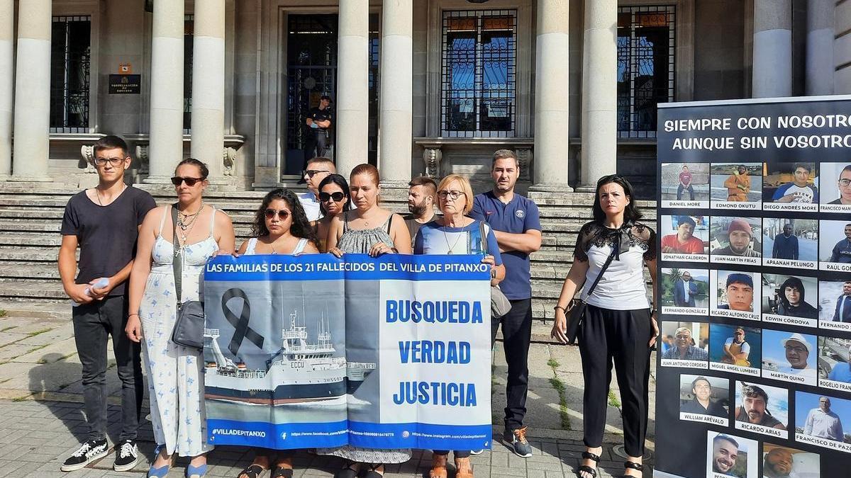 Imagen de archivo de una concentración de los familiares de las víctimas del &#039;Pitanxo&#039; frente a la subdelegación del Gobierno, en Pontevedra