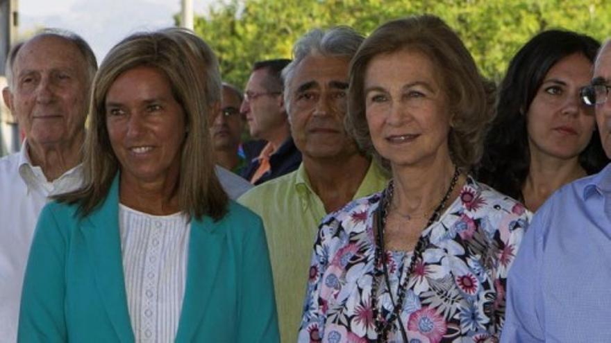 La Reina y Ana Mato visitan el Banco de Alimentos de Baleares