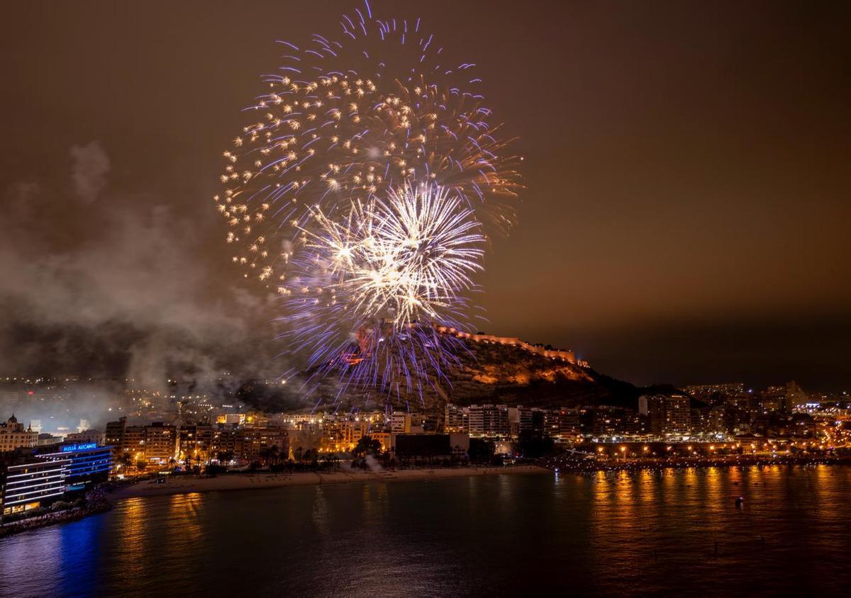 La pólvora de Pibierzo se reconcilia con Alicante con unos fuegos artificiales potentes en el Postiguet.