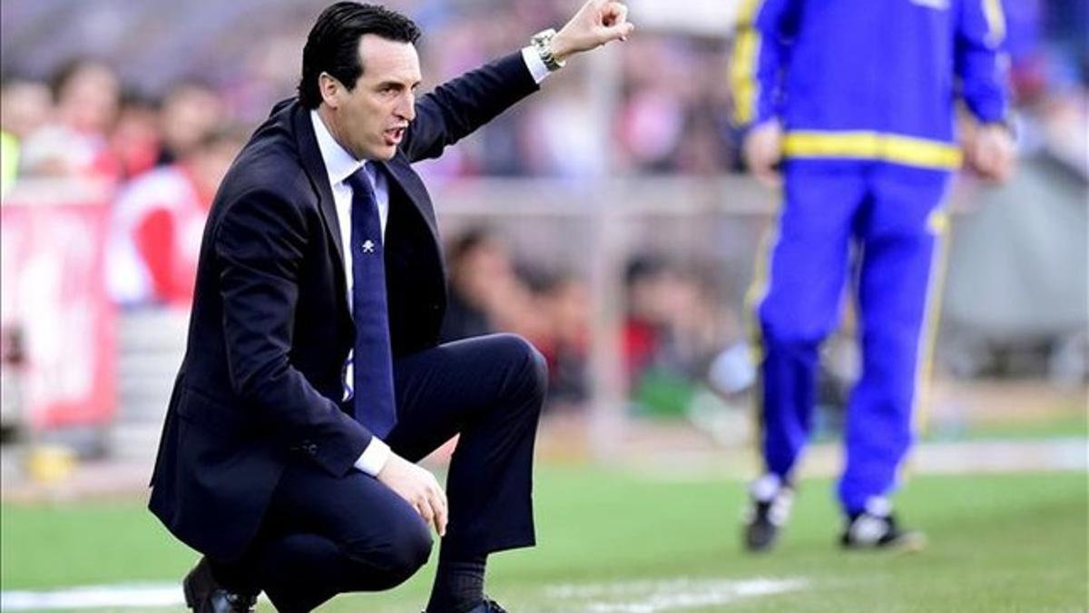 Emery dando indicaciones en un partido.