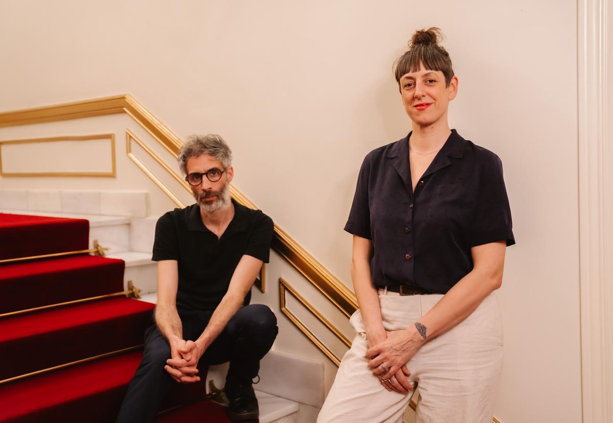 Pablo Gisbert y Tanya Beyeler, fotografiados en el Teatro María Guerrero.
