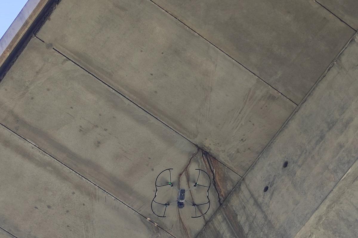 Uno de los drones, en sus tareas de inspección en la AP-7 de la Costa del Sol en Málaga.