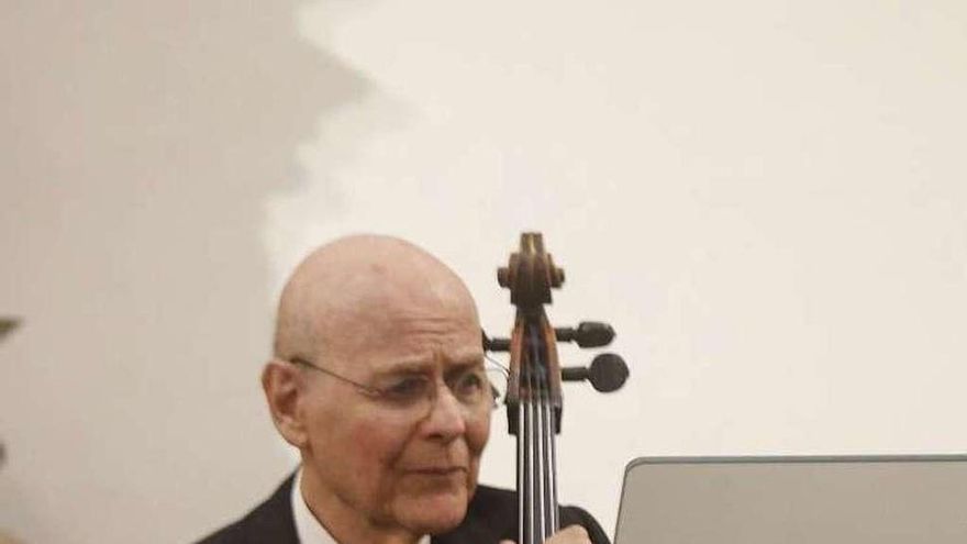 Carlos Prieto, ayer, durante su concierto en la Universidad.